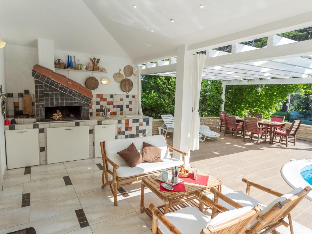 Spacious Holiday Home In Molat With Pool Brgulje Exterior foto